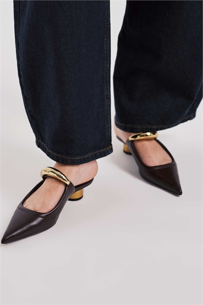 Босоножки Helena с золотистыми металлическими элементами артикул 150264935