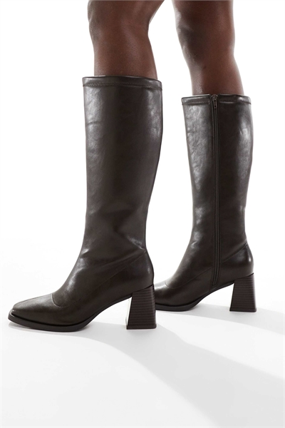 Ботинки до колена Isla на каблуке-блок шоколадного цвета артикул 147693419