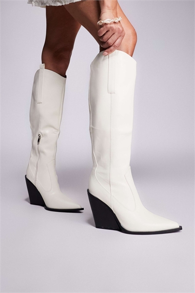 Ботинки-коленки с заостренным носком и каблуком-блок в стиле ковбоев запада Невады, цвет экрю артикул 149017765