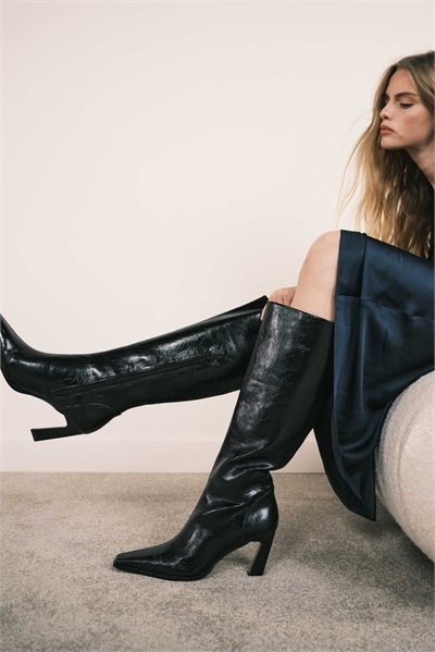 Ботинки Clara с широкой колодкой и заостренным носком, черного цвета артикул 147084755