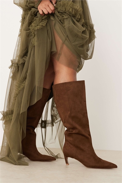 Ботинки до колена с каблуком-шпилькой Curve Carmel из замши шоколадного цвета артикул 147264664