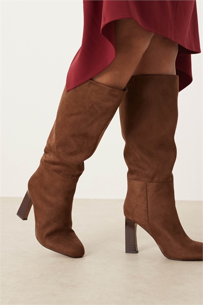 Ботинки до колен с изогнутым каблуком Carly из замши шоколадно-коричневого цвета артикул 144911560