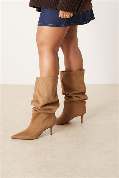 Кривые сапоги Cydney с низким голенищем из замши песочного цвета артикул 147377687