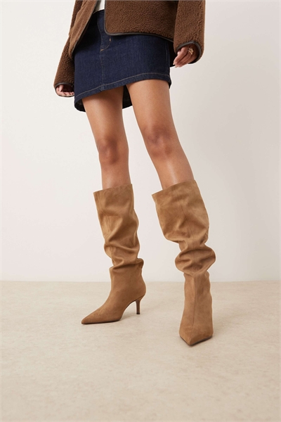 Широкие сапоги Cydney с низким голенищем из замши песочного цвета артикул 147377680