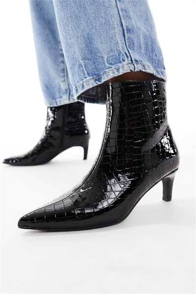 Ботинки на каблуке из крокодиловой кожи черного цвета артикул 151897123