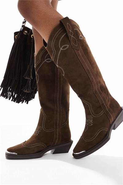 Плоские западные сапоги Celeste до колена из искусственной замши шоколадного цвета артикул 140394677