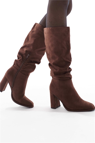 Ботинки Maggie с широким каблуком шоколадного цвета артикул 147693418