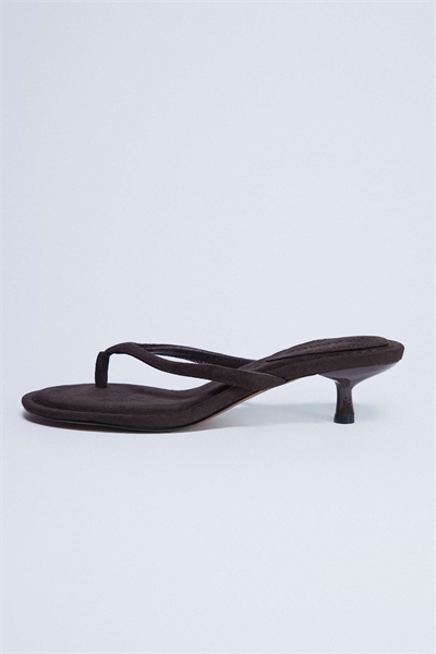 Сандалии Axel с ремешком на носке и каблуком средней высоты артикул 149622938