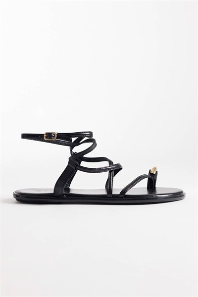 Плоские сандалии на ремешках с золотыми элементами артикул 152702853