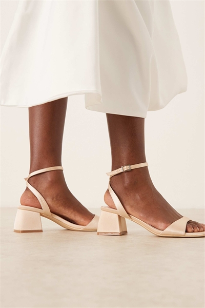 Свадебные босоножки Ammie на низком каблуке артикул 149858874