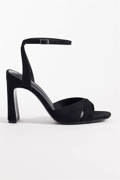 Сандалии на плоском каблуке с перекрещивающимися ремешками и едва заметной конструкцией артикул 152705698