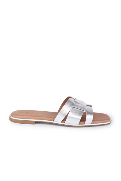 Кожаные сандалии на плоской подошве цвета «хейт» артикул 155817806