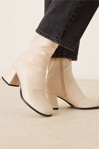 Ботильоны Royce с круглым носком и каблуком-блок в цвете «сливочное масло» артикул 148701130