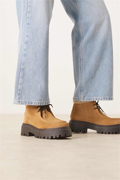 Массивные ботинки Arlo с борговым воротником из песочной замши артикул 149103452