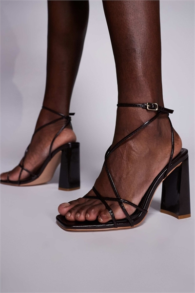 Сандалии Simmi London Carmela на ремешках с широким каблуком артикул 153399187