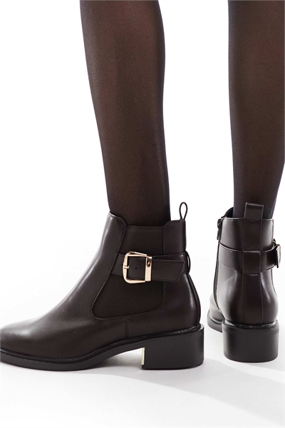 Ботинки-челси с изысканной пряжкой в цвете шоколад артикул 147790247