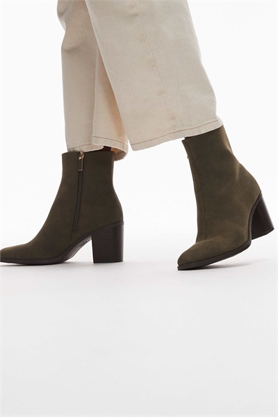 Ботинки на каблуке цвета хаки артикул 151092311