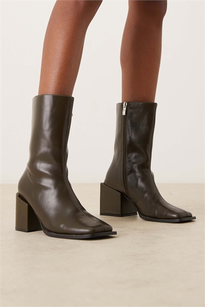 Ботинки с квадратным носком и блочным каблуком оливкового цвета артикул 147630338