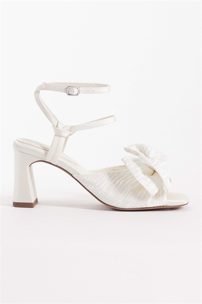 Сандалии на блочном каблуке с бантиком в виде сердечка артикул 153518756