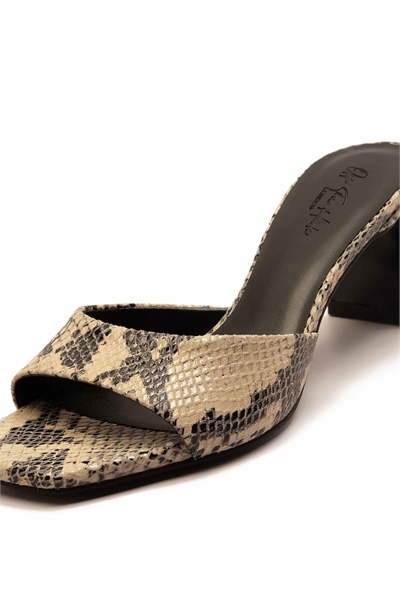 Женские сандалии на блочном каблуке «PARK» из кожи с змеиным принтом артикул 148271446