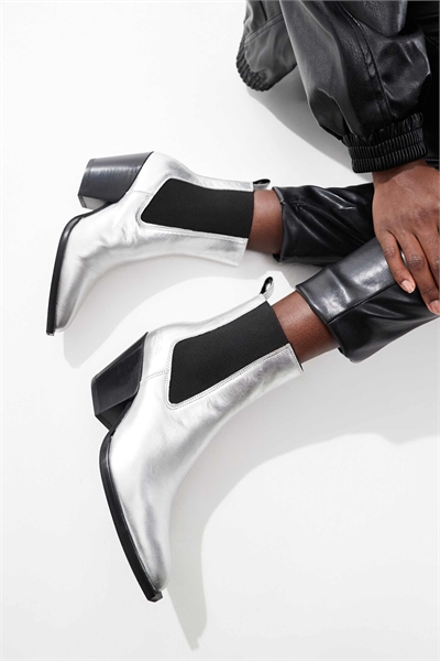 Кожаные ботинки с блочным каблуком «MARLOW» в стиле вестерн, серебристые артикул 139909834