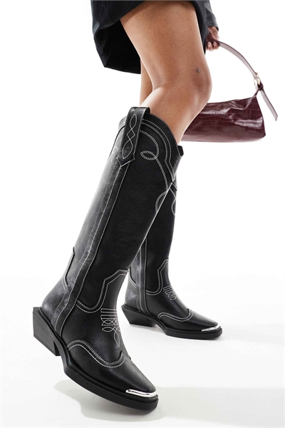 Плоские западные сапоги Celeste черного цвета с отстрочкой артикул 140657918