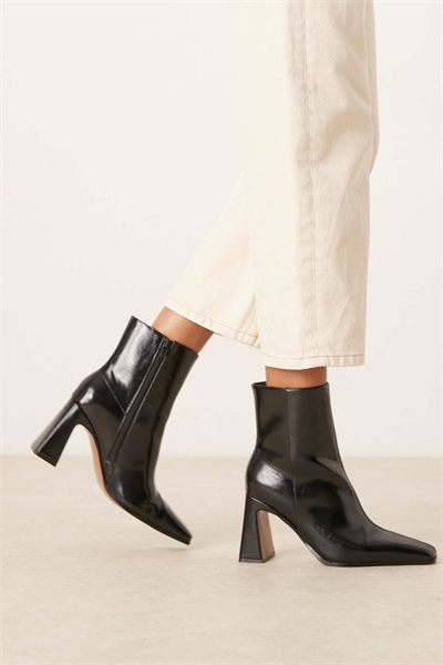 Ботинки Elodie с заостренным носком и каблуком, черного цвета артикул 147263045