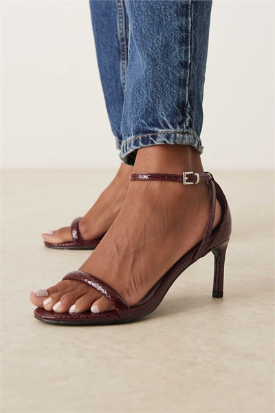 Сандалии на едва заметном каблуке артикул 149433557