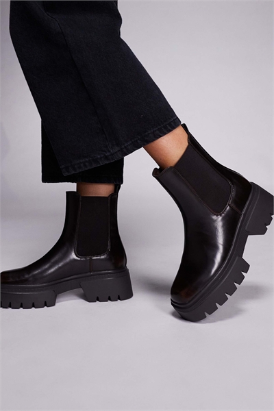 Широкие ботинки Simmi London Wide Fit Judd в стиле челси, коричневого цвета с полированной поверхностью артикул 150232777