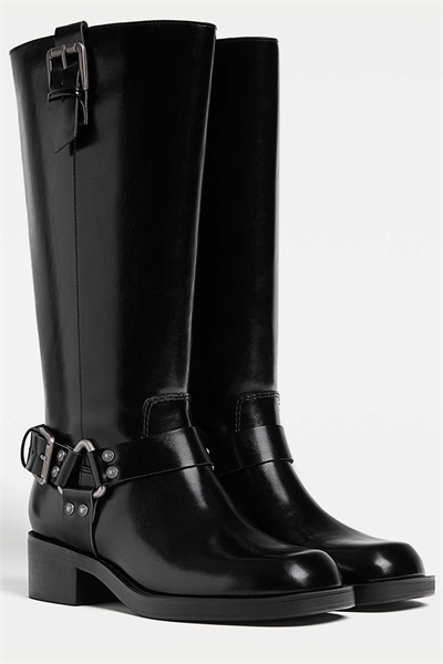 Плоские ботинки с пряжками в черном цвете артикул 152799568