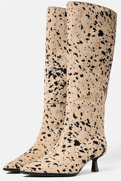 Ботинки на каблуке с меховым узором животного принта до колена в комбинированном исполнении артикул 152862520