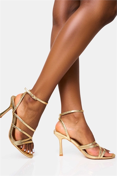 Свободные туфли на среднем каблуке с ремешками артикул 142977391