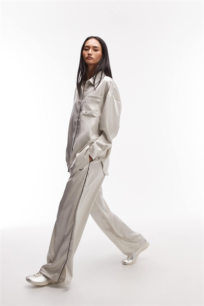 Брюки из атласа с широкими брючинами и декором на поясе артикул 149959754