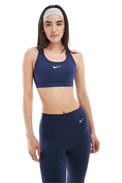 Спортивный бюстгальтер Swoosh со средней степенью поддержки артикул 142398088