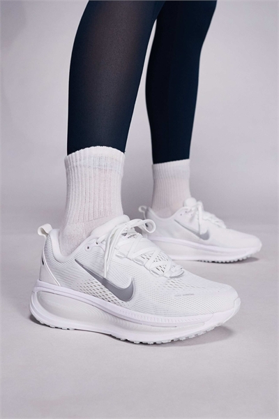 Кроссовки Vomero 18 артикул 147133787