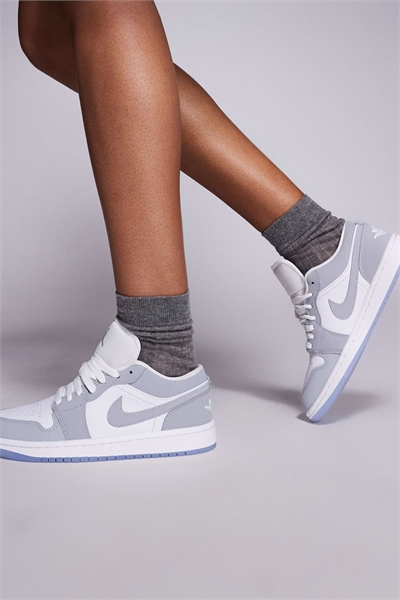 Кроссовки Nike Air Jordan 1 Low артикул 147135708