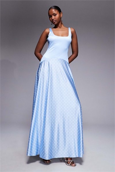 Лондонское макси-платье с глубоким вырезом, блестящей отделкой и заниженной талией контрастного цвета артикул 153577265