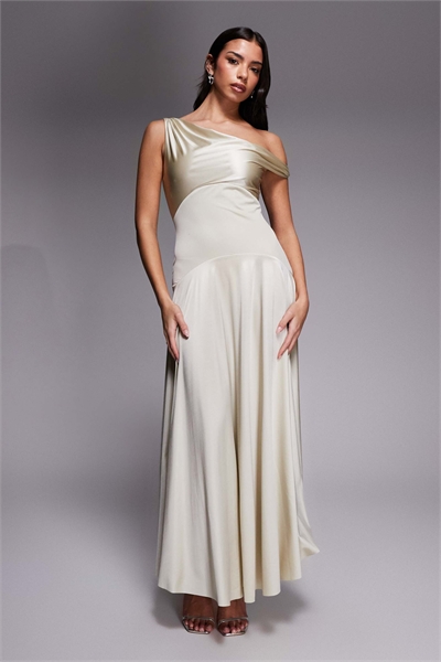 Эксклюзивное лондонское макси-платье с завышенной талией, из атласа с высоким блеском и закругленным силуэтом артикул 153577261