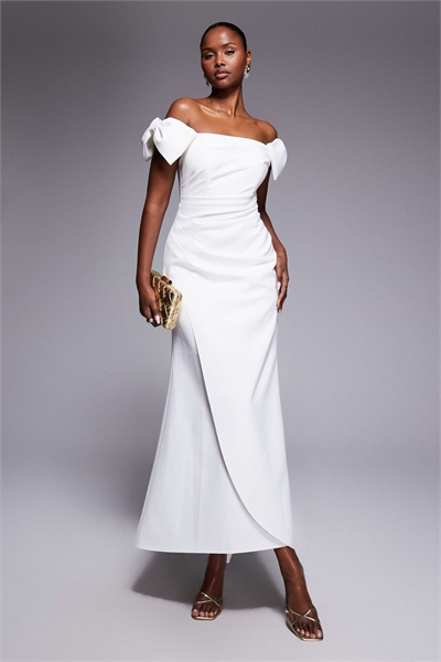 Свадебное макси-платье с открытыми плечами и рюшами артикул 155723177