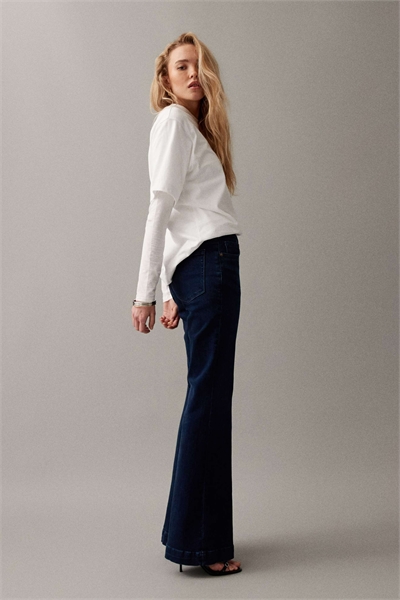 Джинсы с расклешенными штанинами и компрессионным эффектом артикул 149552382