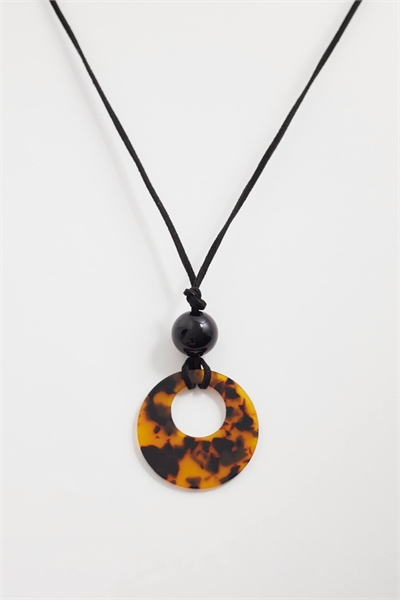 Колье с подвеской на кожаном шнурке артикул 154764157
