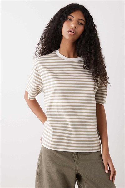 Объемная футболка прямого кроя артикул 154869723