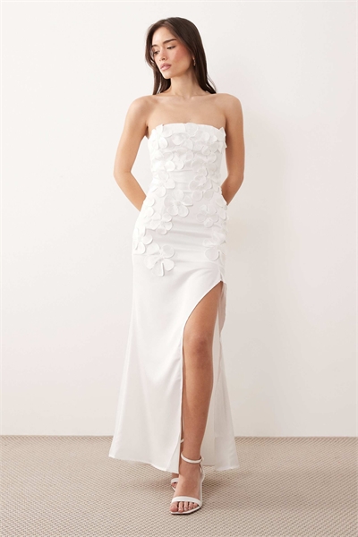 Макси-платье с цветочным поясом, аппликациями, оборками и разрезом на бедре артикул 153577359