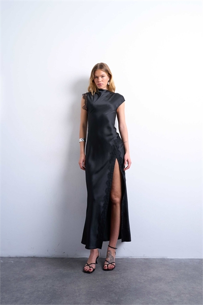 Макси-платье с атласным драпированным вырезом и кружевной отделкой артикул 152898656