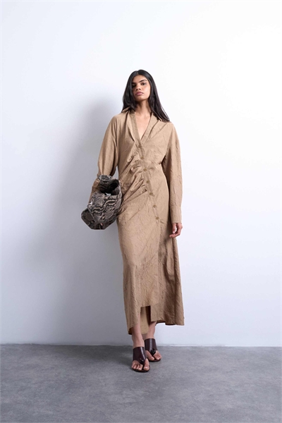 Платье-рубашка средней длины с открытым воротником, рюшами и длинными рукавами артикул 150009469