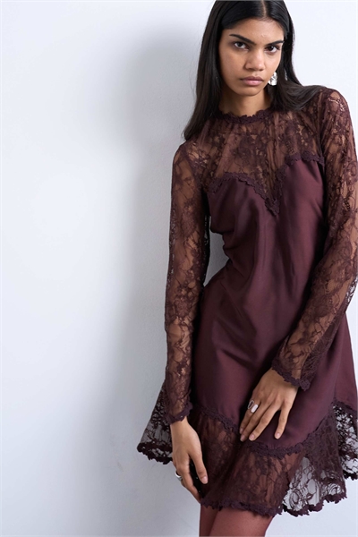 Мини-платье с кружевными рукавами и волнистым подолом артикул 149616113