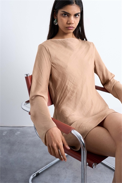 Мини-платье с капюшоном и длинными рукавами из атласа артикул 147896760