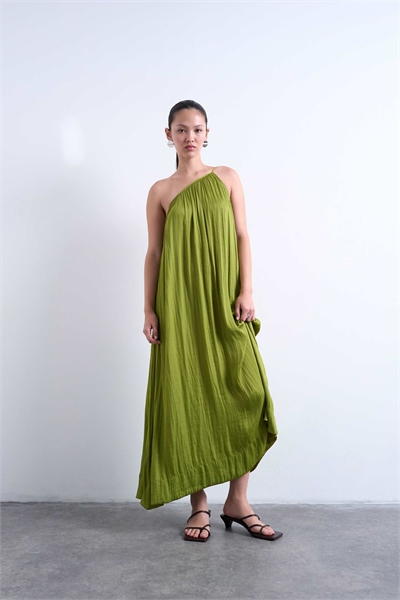 Платье из жидкого атласа с одним плечом артикул 148451715