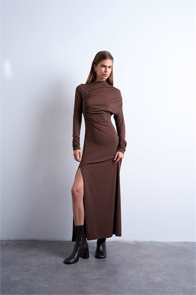 Макси-платье с асимметричным вырезом спереди артикул 151485149