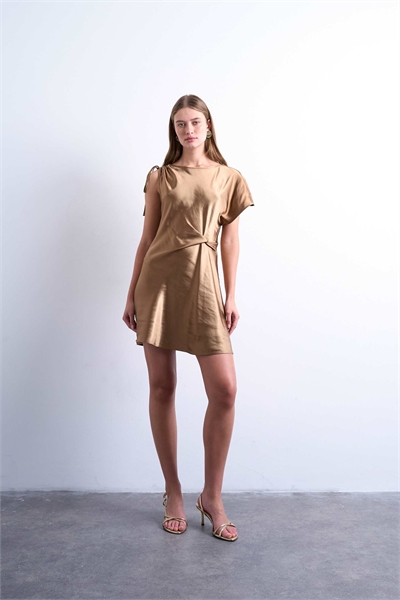 Асимметричное мини-платье из атласа с заправкой сбоку артикул 143762770